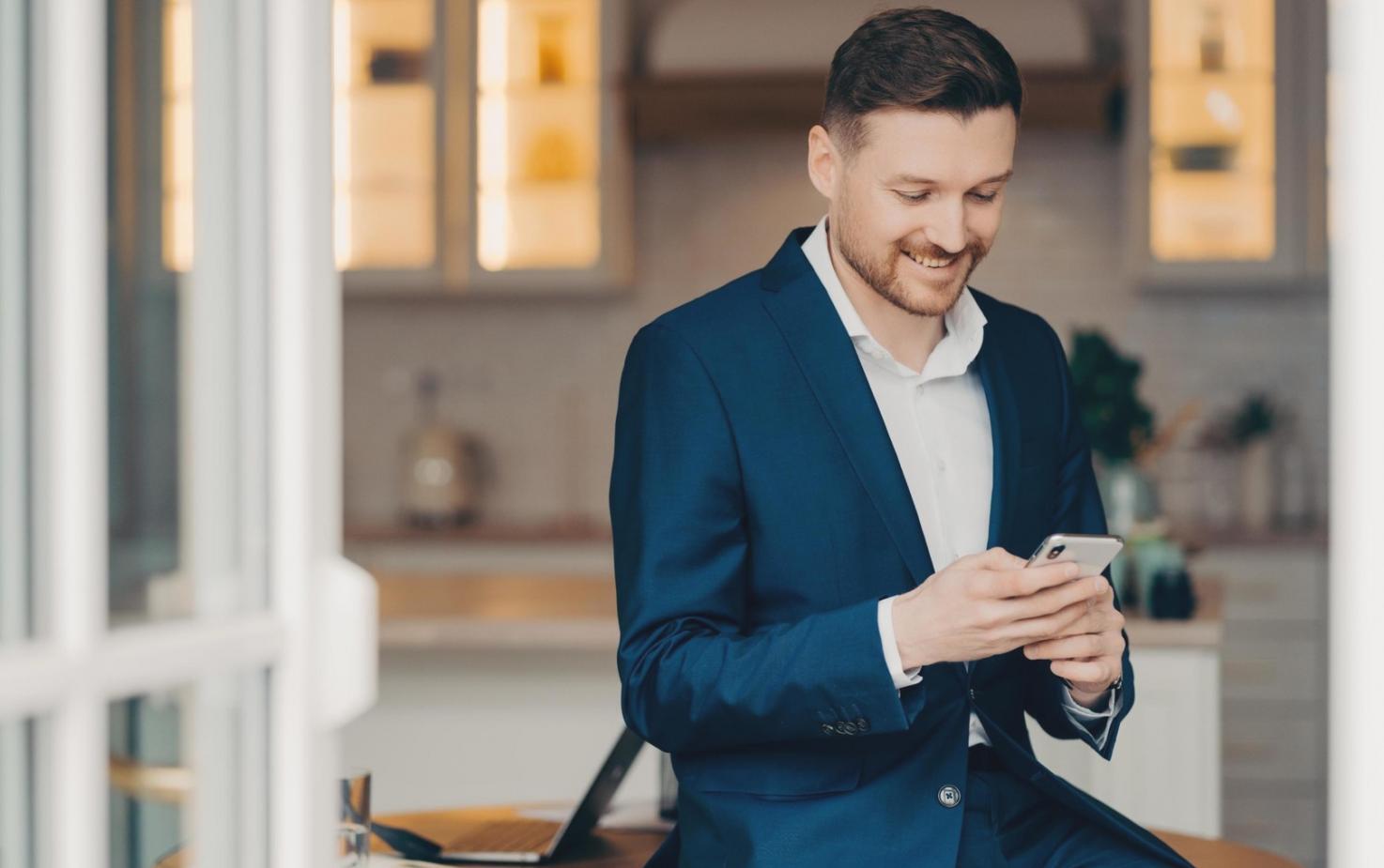Espace de travail professionnel avec documents stratégiques et outils d'analyse pour l'accompagnement entrepreneurial